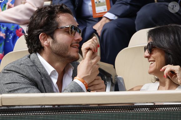Florence Foresti et son compagnon Alexandre Kominek - People dans les tribunes lors des Internationaux de France de Tennis de Roland Garros 2022 à Paris le 29 mai 2022. © Cyril Moreau/Bestimage