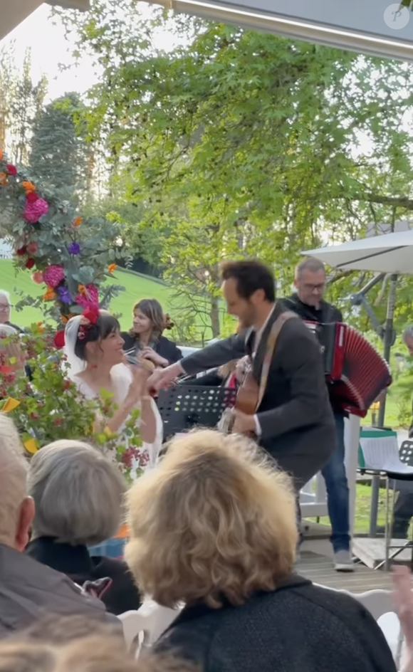 En légende de cette belle publication où on voit Vianney chanter au mariage de Renaud, on peut lire : "D’une Victoire de la Musique à Notre-Dame, en passant par ma vie de mari et de (beau-)papa forestier que vous connaissez moins : voici mon 2024 !". 

Vianney fait le bilan de son année 2024 sur Instagram