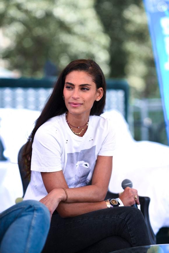 "Merci à toutes celles et ceux qui m’ont aidés à grandir, mon chemin s’est construit avec vous. Tant avec ceux qui m’ont ouvert les bras que ceux qui les ont gardé fermés."

Tatiana Silva - Festival des Livres et des Artistes organisé par l'association "Lecture pour Tous" engagée dans la lutte contre l'illettrisme au Mail Branly à Paris le 3 juillet 2022.
© Pierre Perusseau / Jack Tribeca / Bestimage