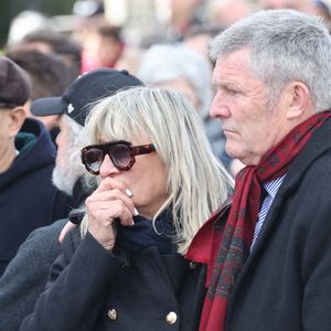 Leur récit transforme ce moment solennel en anecdote légère et disputée entre amis.

Steevy Boulay, Christine Bravo et son mari Stéphane Bachot - Sorties des obsèques d'Isabelle Mergault à la Coupole du Père-Lachaise à Paris le 30 mars 2026. © Cyril Moreau - Dominique Jacovides / Bestimage