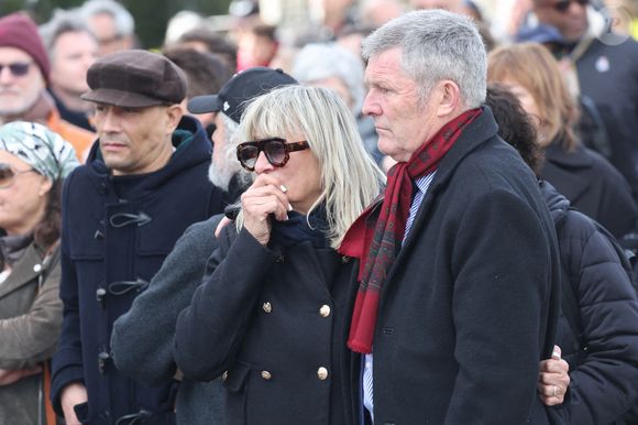 Leur récit transforme ce moment solennel en anecdote légère et disputée entre amis.

Steevy Boulay, Christine Bravo et son mari Stéphane Bachot - Sorties des obsèques d'Isabelle Mergault à la Coupole du Père-Lachaise à Paris le 30 mars 2026. © Cyril Moreau - Dominique Jacovides / Bestimage