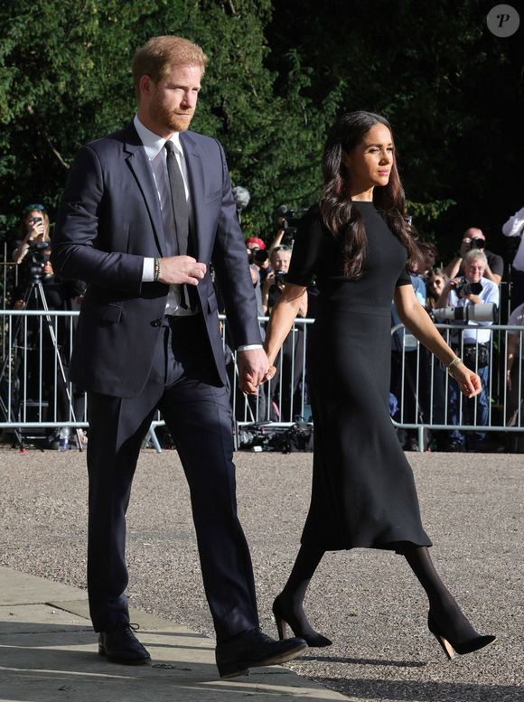 Le prince Harry et sa femme Meghan Markle, duc et de la Duchesse de Sussex, allant à la rencontre du public au château de Windsor dans le Berkshire, suite au décès de la Reine Elizabeth II, 10/09/22. © Chris Jackson/PA Wire