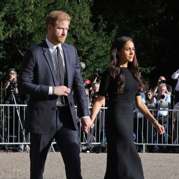 Le prince Harry et sa femme Meghan Markle, duc et de la Duchesse de Sussex, allant à la rencontre du public au château de Windsor dans le Berkshire, suite au décès de la Reine Elizabeth II, 10/09/22. © Chris Jackson/PA Wire