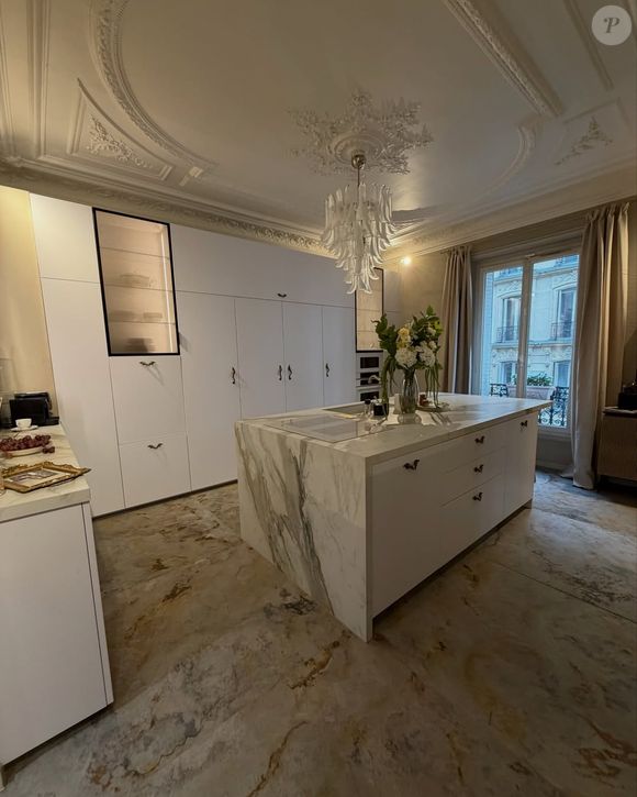 Lythan Cottaz, fils du pilote Didier Cottaz, présente son superbe appartement parisien.