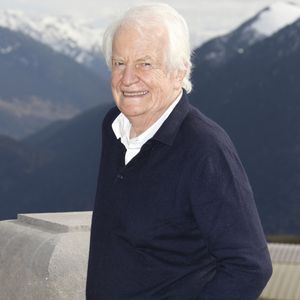 Il s'agit en réalité de la maison de ses parents, située près d'Annecy, qui constitue un véritable retour aux sources pour l'acteur. 

André Dussolier pour le film Juliette dans son bain. - Rendez-vous avec les actrices et acteurs de la 24ème édition du festival Tv de Luchon le 12 février 2022.
© Christophe Aubert / Bestimage
