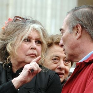 L'actrice française et militante des droits des animaux Brigitte Bardot et Alain Bougrain Dubourg assistent à une manifestation pour les droits des animaux devant le Panthéon à Paris, France, le 24 mars 2007. Photo de Nicolas Khayat/ABACAPRESS.COM
