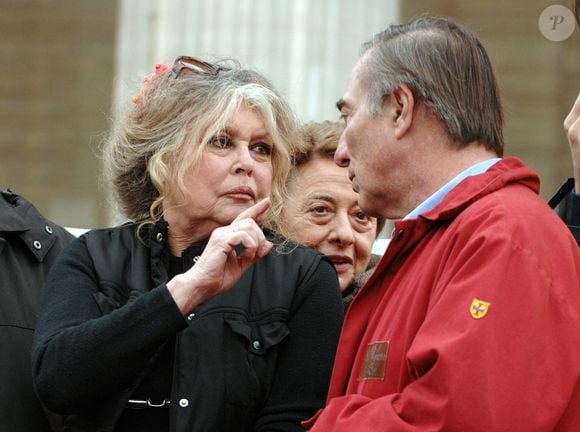 L'actrice française et militante des droits des animaux Brigitte Bardot et Alain Bougrain Dubourg assistent à une manifestation pour les droits des animaux devant le Panthéon à Paris, France, le 24 mars 2007. Photo de Nicolas Khayat/ABACAPRESS.COM