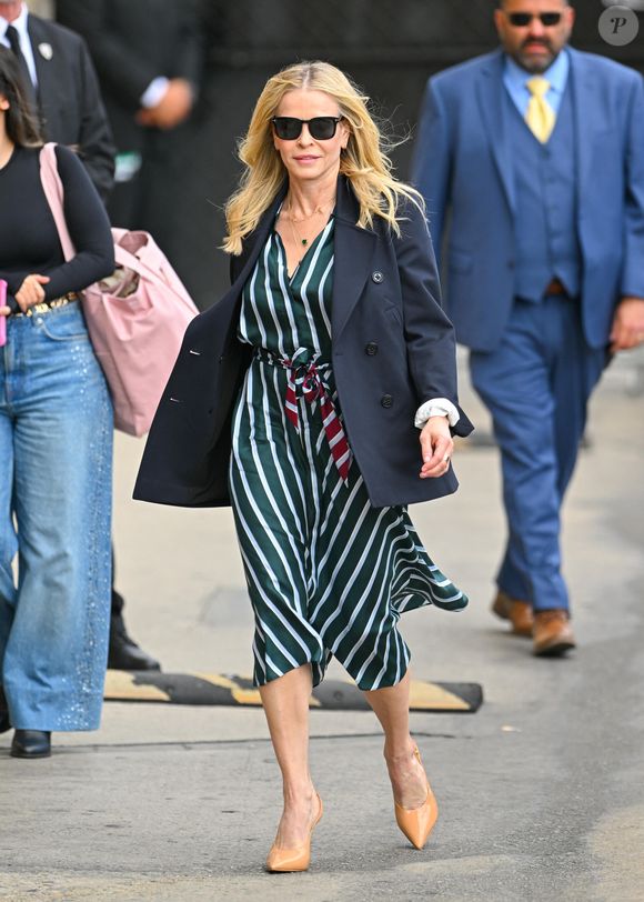 Chelsea Handler est photographiée à son arrivée au Jimmy Kimmel Live à Los Angeles. L'actrice et humoriste américaine de 50 ans, qui portait une robe verte et blanche à rayures et des chaussures à talons, s'est arrêtée pour faire la promotion de Chelsea Handler : The Feeling"
©The ImageDirect / Bestimage