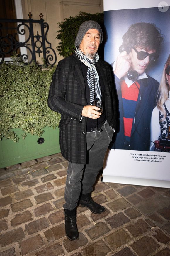 "Je me suis remis au sport, j’ai rééquilibré mon alimentation et j’évite le sucre", explique-t-il.

Florent Pagny - Défilé Nathalie Blanc x Livy studio à l'hôtel Le Marois à Paris, le 26 septembre 2025.
© Anne-Sophie Guebey / Julien Sarkissian / Bestimage