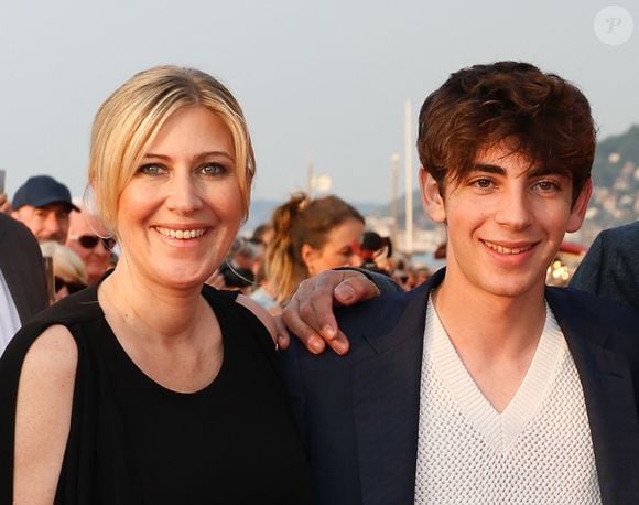 Amanda Sthers et Léon Hesby sur le tapis rouge du prix du court métrage lors du 37ème festival du film de Cabourg (37ème journées romantiques du 14 au 18 juin 2023), à Cabourg, France, le 16 juin 2023. © Coadic Guirec/Bestimage