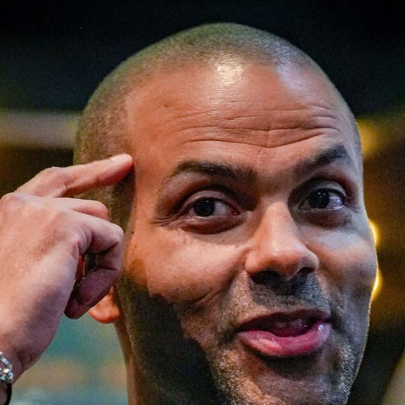 Cette ancienne fêlure est devenue la motivation suprême pour mettre sa famille définitivement à l'abri.

ony Parker avant le match Lyon-Villeurbanne vs Zalgiris Kaunas, à l’Astroballe de Villeurbanne, le 27 mars 2025. 

© Sandrine Thesillat / PsNewz / Bestimage