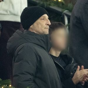 Mathieu Kassovitz a assisté au match avec son fils, très attentif à chaque action.
Mathieu Kassovitz et son fils - Célébrités dans les tribunes lors du match de Ligue des Champions entre le Paris Saint Germain contre Tottenham Hotspur Football Club (5-3) au Parc des Princes à Paris le 26 novembre 2025. © Cyril Moreau/Bestimage