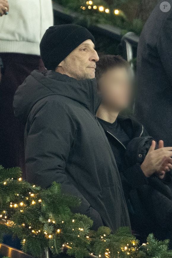 Mathieu Kassovitz a assisté au match avec son fils, très attentif à chaque action.

Mathieu Kassovitz et son fils - Célébrités dans les tribunes lors du match de Ligue des Champions entre le Paris Saint Germain contre Tottenham Hotspur Football Club (5-3) au Parc des Princes à Paris le 26 novembre 2025. © Cyril Moreau/Bestimage