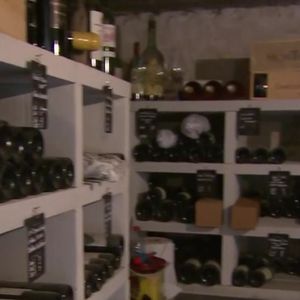 Michel Drucker dévoile des images de la maison de Mimie Mathy située à Vaison-la-Romaine dans l'émission Vivement dimanche le 9 février 2025 sur France 3.