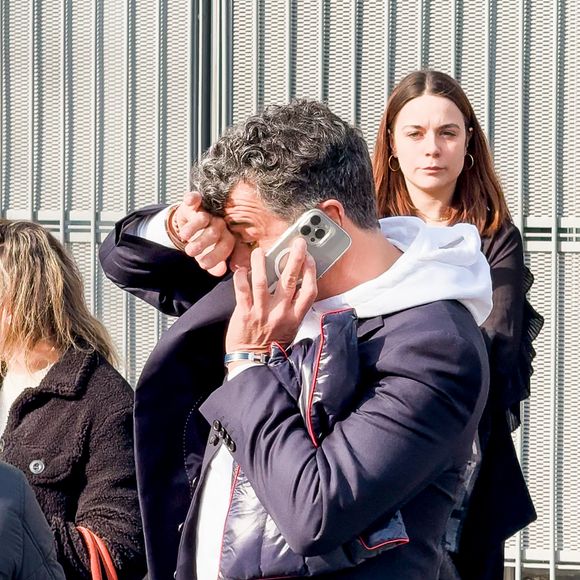Stéphane Plaza en larmes à la sortie de son procès après avoir été reconnu coupable de "violences habituelles par concubin" et condamné à 12 mois de prison avec sursis, à Paris, France, le 18 février 2025. © Florian Savina/Bestimage