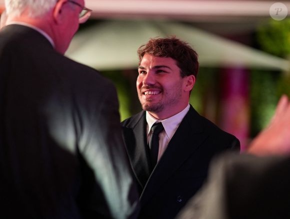 En effet, le salaire annuel d'Antoine Dupont dépasserait les plus de 3 millions d'euros.

Antoine Dupont lors de la cérémonie d'ouverture du Qatar Prix de l'Arc de Triomphe au Pré Catelan, le 2 octobre 2025.

Photo : Anne-Sophie Guebey / Bestimage