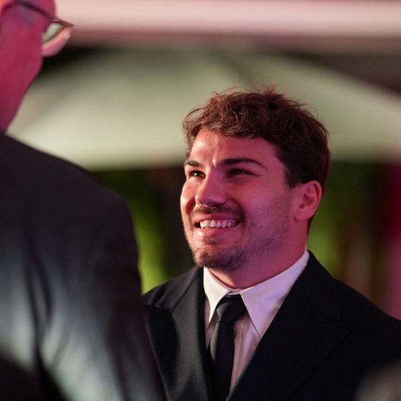 En effet, le salaire annuel d'Antoine Dupont dépasserait les plus de 3 millions d'euros.

Antoine Dupont lors de la cérémonie d'ouverture du Qatar Prix de l'Arc de Triomphe au Pré Catelan, le 2 octobre 2025.

Photo : Anne-Sophie Guebey / Bestimage