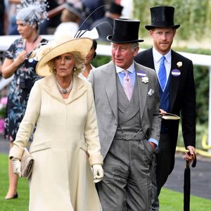 Cette même source a ajouté : "Il y avait des choses dont les deux parties voulaient parler." Selon cette dernière, cette réunion n’était que la "première étape vers la réconciliation entre Harry et son père, mais au moins c'est un pas dans la bonne direction".

La duchesse de Cornouailles, le prince de Galles et le duc de Sussex lors de la première journée du Royal Ascot à l'hippodrome d'Ascot, au Royaume-Uni, le 19 juin 2018. Photo : Doug Peters/PA Wire/ABACAPRESS.COM