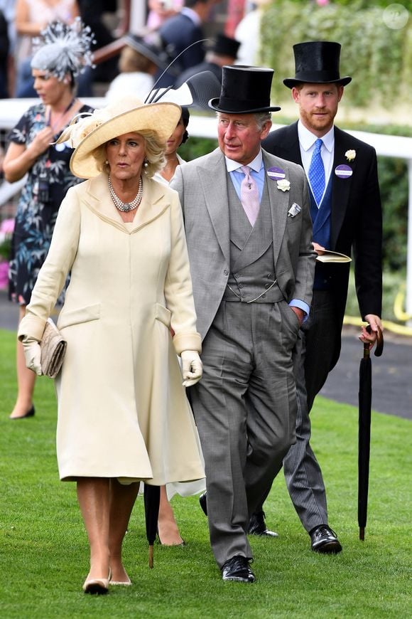 Cette même source a ajouté : "Il y avait des choses dont les deux parties voulaient parler." Selon cette dernière, cette réunion n’était que la "première étape vers la réconciliation entre Harry et son père, mais au moins c'est un pas dans la bonne direction".

La duchesse de Cornouailles, le prince de Galles et le duc de Sussex lors de la première journée du Royal Ascot à l'hippodrome d'Ascot, au Royaume-Uni, le 19 juin 2018. Photo : Doug Peters/PA Wire/ABACAPRESS.COM
