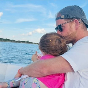 "Je trouve que c'est très beau", répond la princesse Lilibet avec beaucoup d'enthousiasme. 

Le prince Harry avec Lilibet, Instagram