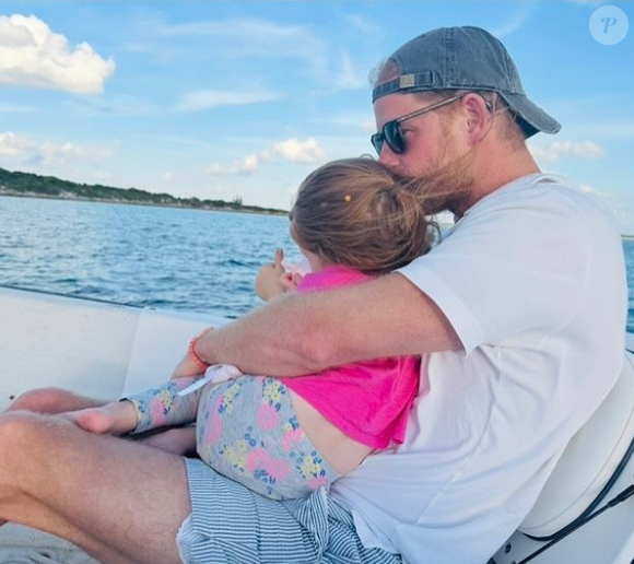 "Je trouve que c'est très beau", répond la princesse Lilibet avec beaucoup d'enthousiasme. 

Le prince Harry avec Lilibet, Instagram