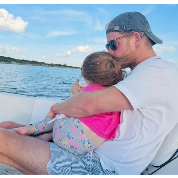 "Je trouve que c'est très beau", répond la princesse Lilibet avec beaucoup d'enthousiasme. 

Le prince Harry avec Lilibet, Instagram