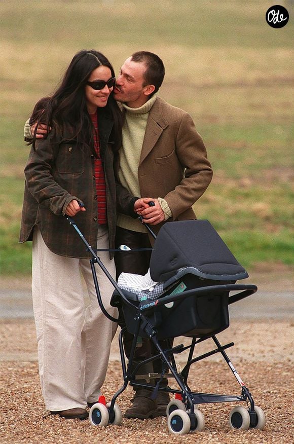 Florent Pagny se promène en famille avec Azucena et leur fils Inca. 

© Bestimage