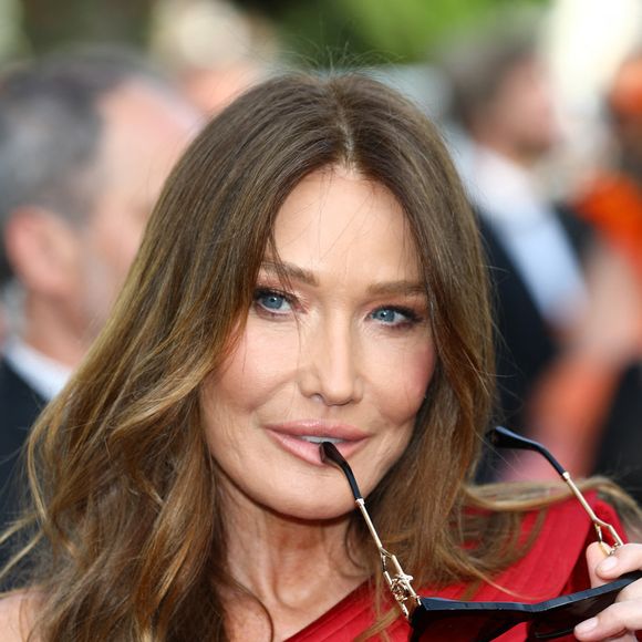 Il s'agit de Carla Bruni !

18 mai 2025, Cannes, Côte d’Azur, France : Carla Bruni-Sarkozy sur le tapis rouge pour la première du film The Phoenician Scheme lors du 78ᵉ Festival de Cannes au Palais des Festivals à Cannes, France (Crédit image : © Mickael Chavet/ZUMA Press Wire)