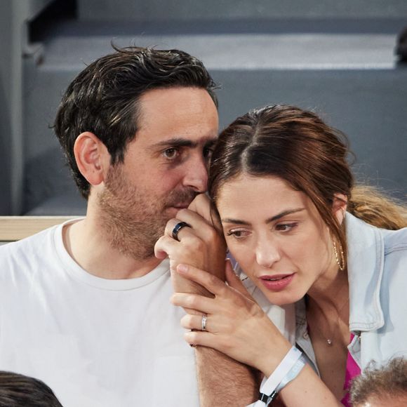 Camille Combal et sa femme Marie en tribunes lors des Internationaux de France de tennis de Roland Garros 2023, à Paris, France, le 6 juin 2023. © Jacovides-Moreau/Bestimage