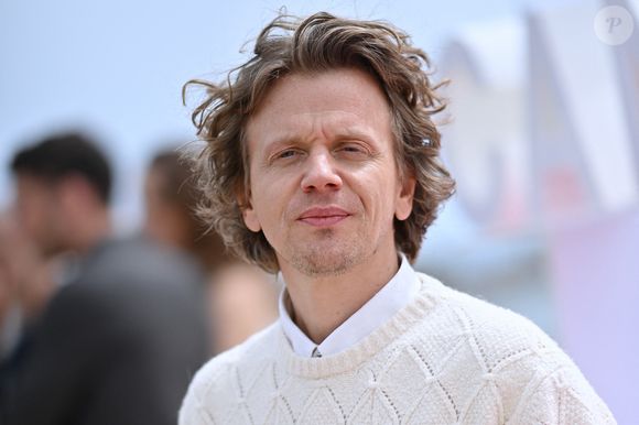 Quelques jours avant Noël 2022, le comédien et humoriste perdait son père, Gérard...

Alex Lutz assiste au photocall Becoming Karl Lagerfeld lors du 7ème Festival International de Cannes le 07 avril 2024 à Cannes, France. Photo by Franck Castel/ABACAPRESS.COM