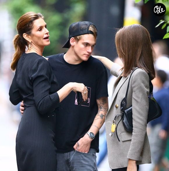 Son fils aîné, Presley Gerber, est décédé à l'âge de 27 ans des suites de ses addictions.

Exclusif - Cindy Crawford se balade avec ses enfants Kaia Gerber et Presley Walker Gerber dans les rues de New York, le 5 juin 2019.

© Bestimage