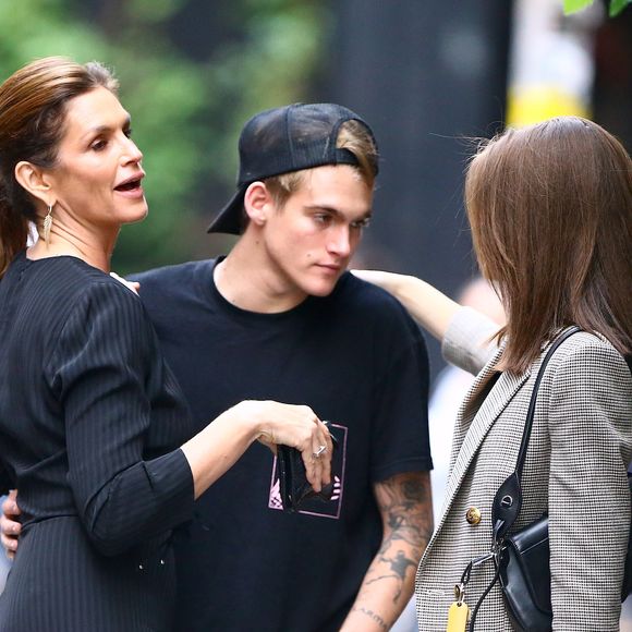 Son fils aîné, Presley Gerber, est décédé à l'âge de 27 ans des suites de ses addictions.

Exclusif - Cindy Crawford se balade avec ses enfants Kaia Gerber et Presley Walker Gerber dans les rues de New York, le 5 juin 2019.

© Bestimage