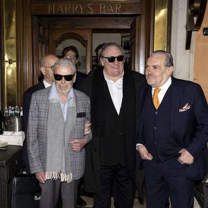 Une importante décision a été prise

Gérard Depardieu et le paparazzi Rino Barillari se réconcilient au "Harry's Bar" à Rome le 19 janvier 2026. C'est au même endroit, le 21 mai 2024 que les deux hommes se sont accrochés. Gérard Depardieu aurait frappé le photographe à trois reprises au visage car ce dernier avait bousculé la compagne de Gérard Depardieu pour faire une série de photos. Après cet incident, les plaintes ont fusé de toute part....mais les images montrent que les deux hommes ont trouvé un terrain d'entente.
Zuma Press / Bestimage