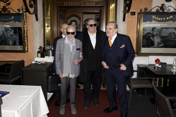 Une importante décision a été prise

Gérard Depardieu et le paparazzi Rino Barillari se réconcilient au "Harry's Bar" à Rome le 19 janvier 2026. C'est au même endroit, le 21 mai 2024 que les deux hommes se sont accrochés. Gérard Depardieu aurait frappé le photographe à trois reprises au visage car ce dernier avait bousculé la compagne de Gérard Depardieu pour faire une série de photos. Après cet incident, les plaintes ont fusé de toute part....mais les images montrent que les deux hommes ont trouvé un terrain d'entente.
Zuma Press / Bestimage