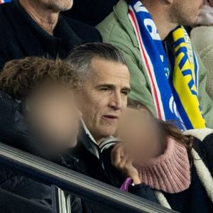 Guillaume Canet et ses enfants Marcel et Louise dans les tribunes du match de qualification de la Coupe du monde 2026 entre la France contre l'Ukraine (4-0) au Parc des Princes à Paris le 13 novembre 2025. © Cyril moreau/Bestimage