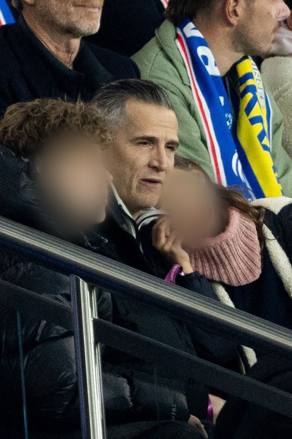Guillaume Canet et ses enfants Marcel et Louise dans les tribunes du match de qualification de la Coupe du monde 2026 entre la France contre l'Ukraine (4-0) au Parc des Princes à Paris le 13 novembre 2025. © Cyril moreau/Bestimage