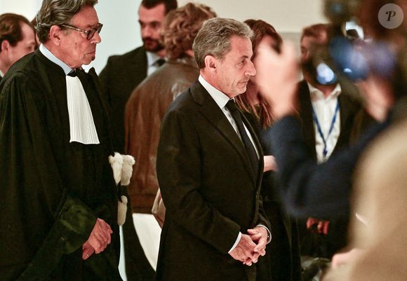Cette dernière lui aurait alors reproché "son positionnement lors du direct, jugé trop en défense des magistrats et du jugement prononcé contre Nicolas Sarkozy".

Maître Jean-Michel Darrois, un des avocats de l'ancien chef d'Etat, Nicolas Sarkozy et sa femme Carla Bruni - Nicolas Sarkozy condamné à 5 ans de prison à l'issue du procès de l'affaire du financement libyen au tribunal correctionnel de Paris, le 25 septembre 2025.
© Christian Liewig / Bestimage
