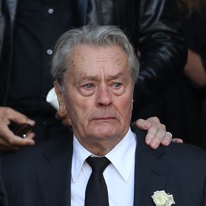 Alain Delon - Sorties des obsèques de Mireille Darc en l'église Saint-Sulpice à Paris. Le 1er septembre 2017
Bestimage
