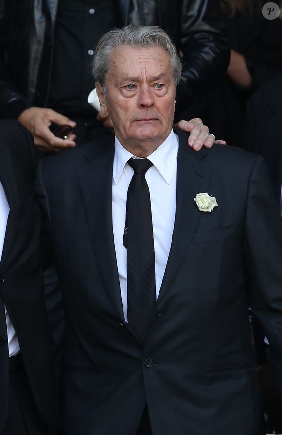 Alain Delon - Sorties des obsèques de Mireille Darc en l'église Saint-Sulpice à Paris. Le 1er septembre 2017
Bestimage