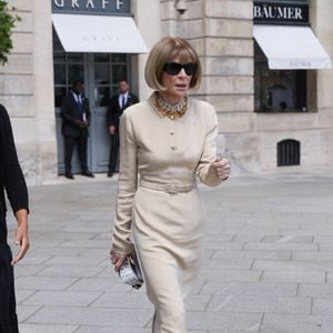 Anna Wintour quitte le palace The Ritz lors de la Fashion Week Haute Couture à Paris (PFW), le 8 juillet 2025 @Backgrid USA / Bestimage