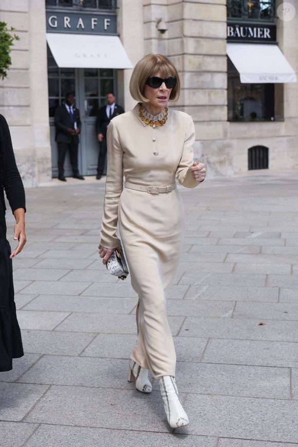 Anna Wintour quitte le palace The Ritz lors de la Fashion Week Haute Couture à Paris (PFW), le 8 juillet 2025 @Backgrid USA / Bestimage