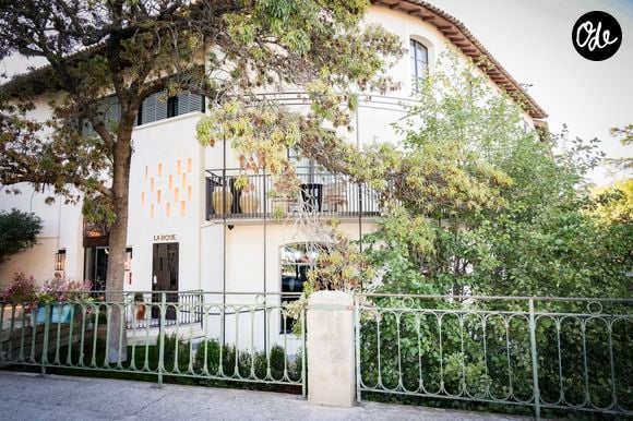 Patrick Bruel inaugure son hôtel cinq étoiles "L'Isle de Leos MGallery" à L'Isle-sur-la-Sorgue, France, le 23 septembre 2025. 
L’Isle de Leos Hôtel & Spa MGallery Collection . © Jack Tribeca / Bestimage