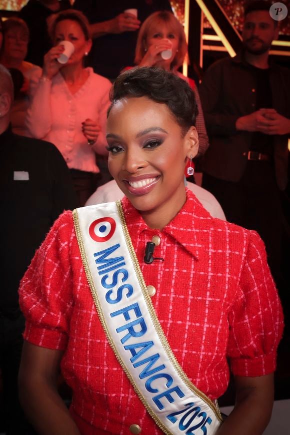 la jeune femme a réalisé une autre première dans l'histoire du concours grâce à l'assouplissement des règles mis en place il y a deux ans.

Exclusif - Angélique Angarni-Filopon, miss France 2025 sur le plateau de l'émission "Touche pas à mon poste" (TPMP) diffusée en direct sur C8 le 17 décembre 2024.

© Jack Tribeca / Bestimage