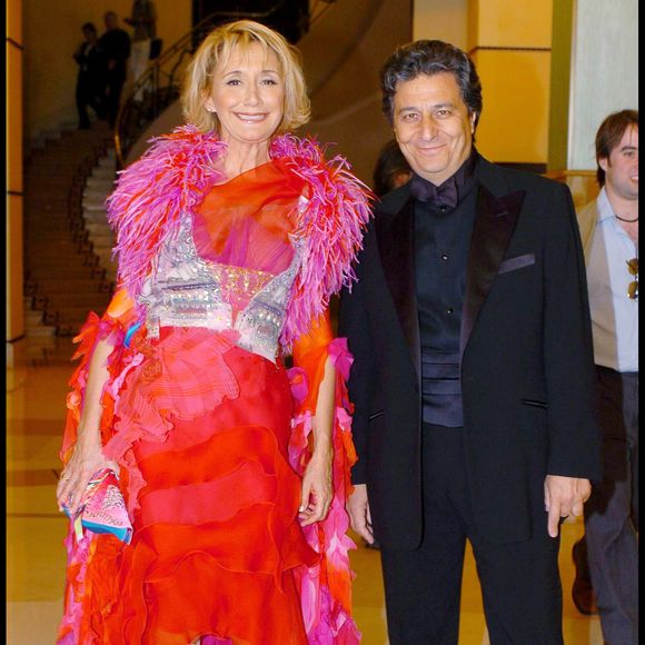 C’est pour cette ONG que travaillait, et travaille encore Margot. De quoi rendre ses parents fiers... mais aussi sa maman inquiète au départ comme l'a confié l'actrice.

Marie Anne-Chazel et Christian Clavier en 2004. 
BORDE-JACOVIDES / BESTIMAGE