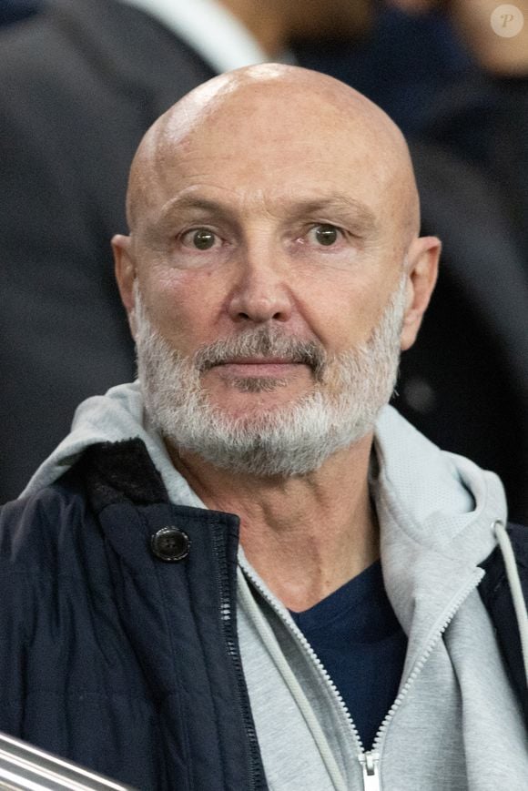 Frank Lebœuf - Célébrités dans les tribunes du match de Ligue des Champions entre le PSG contre le Bayern de Munich (1-2) au Parc des Princes à Paris le 4 novembre 2025. © Cyril Moreau/Bestimage
