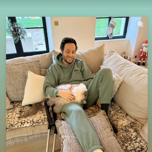 Sa jambe droite immobilisée dans un plâtre, et une paire de béquilles à ses côtés, le chanteur a donné de ses nouvelles ce jeudi 9 janvier. 

Vianney donne de ses nouvelles suite à son accident