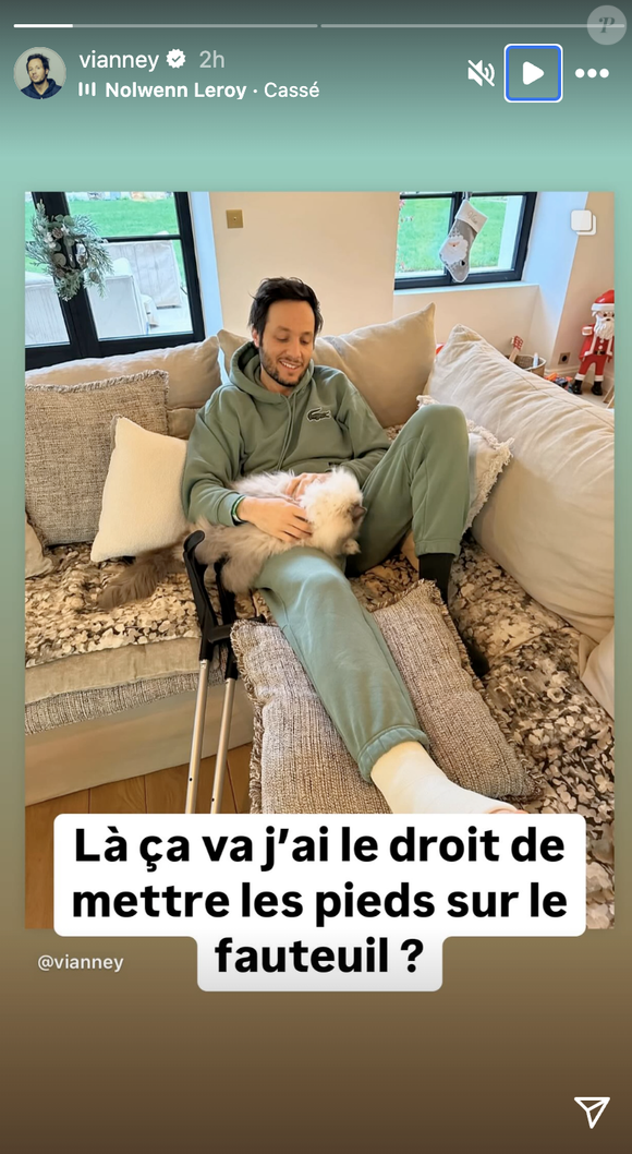 Sa jambe droite immobilisée dans un plâtre, et une paire de béquilles à ses côtés, le chanteur a donné de ses nouvelles ce jeudi 9 janvier. 

Vianney donne de ses nouvelles suite à son accident