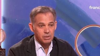Une situation pas banale : Paul Belmondo est le voisin de palier de son fils, la raison est stratégique