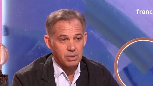 Une situation pas banale : Paul Belmondo est le voisin de palier de son fils, la raison est stratégique