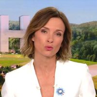 La nouvelle est tombée quelques heures plus tôt ! Isabelle Ithurburu présente son premier JT du 13H dans un contexte particulier
